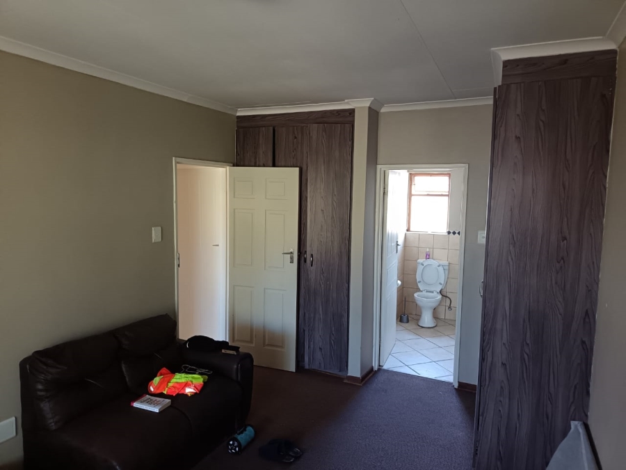 To Let 3 Bedroom Property for Rent in Hillside Free State
